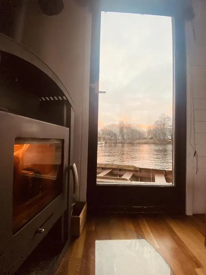 Hotel Gemütliches Hausboot mit Kamin in Berlin