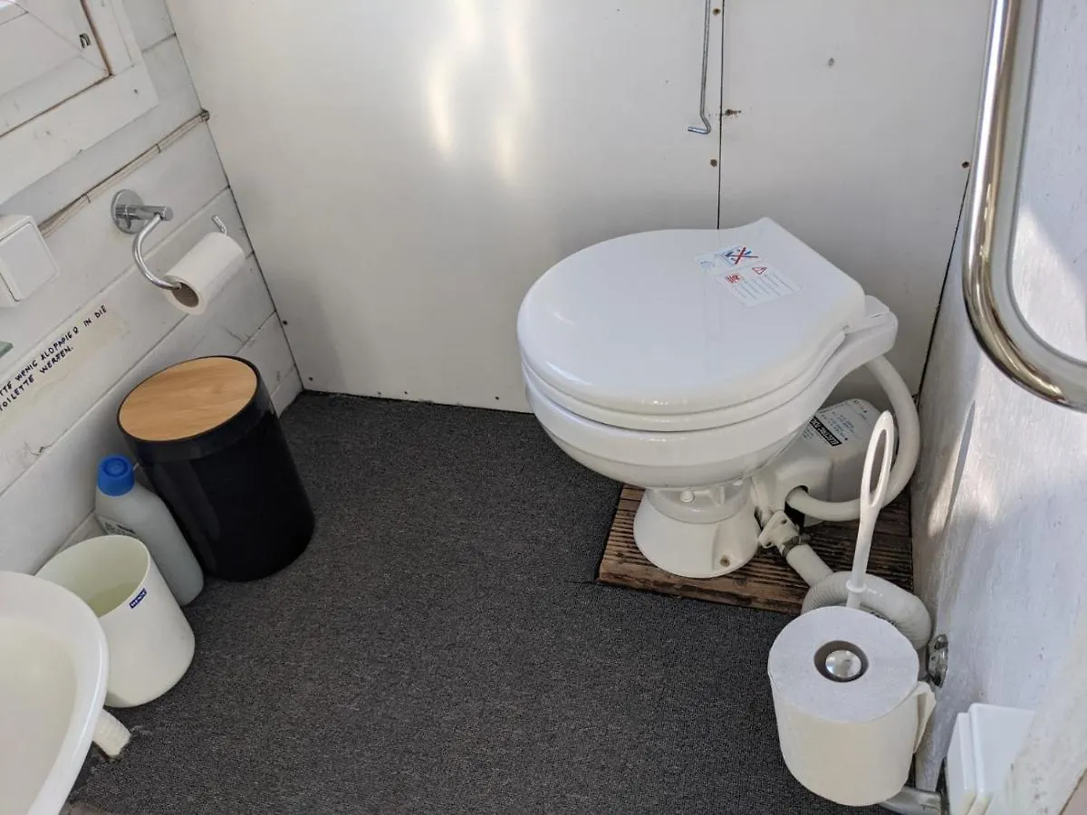 Hotel Gemütliches Hausboot mit Kamin in Berlin Botel