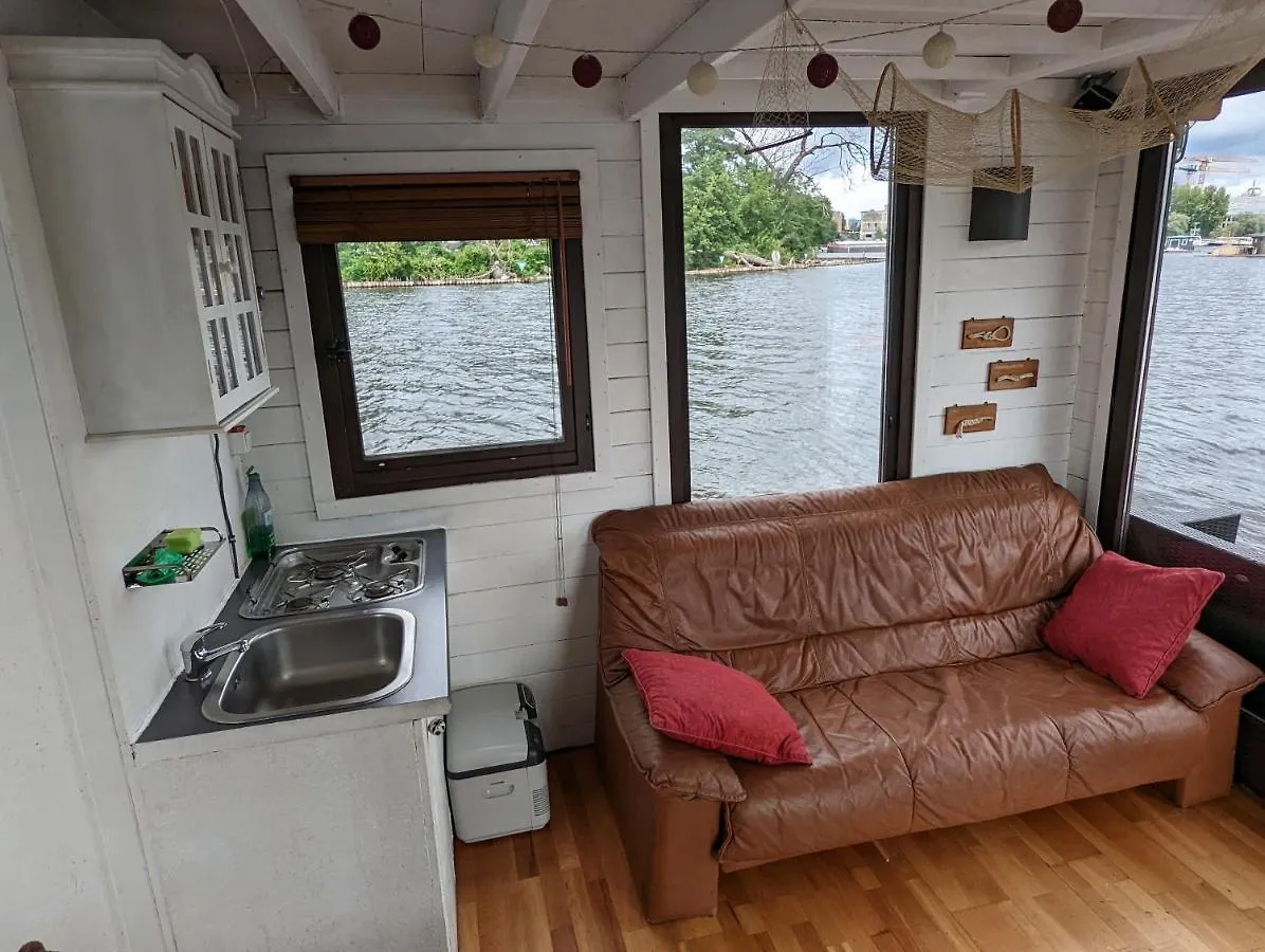 Botel Hotel Gemütliches Hausboot mit Kamin in Berlin